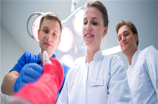 愛手術、愛開藥的德國醫生